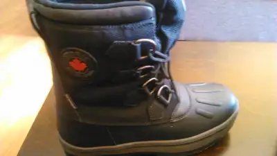 botte hiver neuve noir unisexe POINTURE 8 $20.00 (très chaude), View more