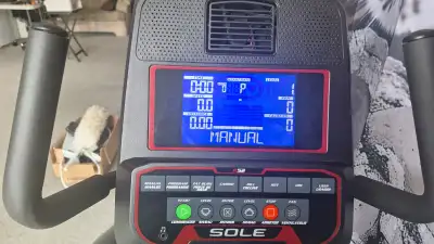 SOLE FITNESS R52 Vélo couché | Console LCD de 6,5", 24 niveaux de résistance, volant d'inertie de 10...