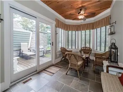Muskoka cottage on Lake of Bays in Ontario in Canada - Image 10