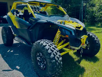 Maverick X3 - turbo R - 2018 XMR 72 pouces de large 3800 km Très peu utilisé Entretien à jour Texto...