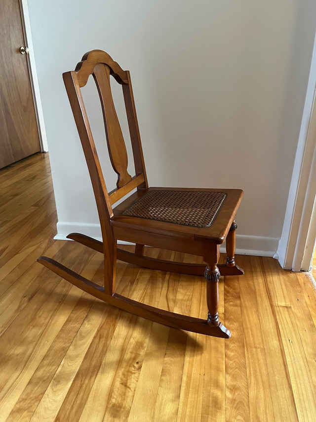 Chaise berçante antique  dans Chaises, Fauteuils inclinables  à Ville de Montréal - Image 2