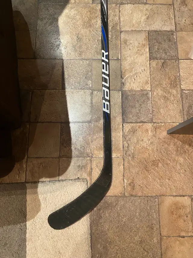 Men’s Bauer Vapor X 3.0 Griptac Hockey Stick Left- Handed 62” in Hockey in Hamilton - Image 3
