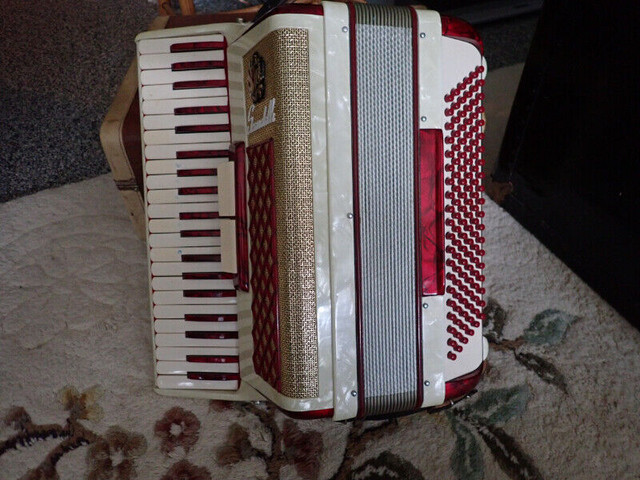 VINTAGE SCANDALLI ACCORDION dans Autre  à Kelowna