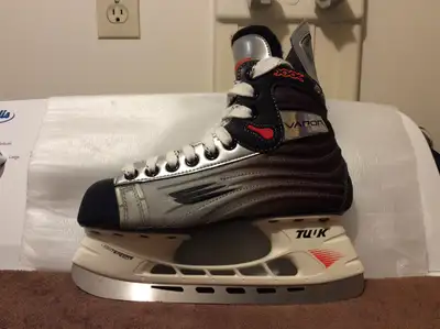 BAUER VAPOR SFL XXX Junior Skates. Womens size 6 ½, Boys size 4 ½, double E width, hydrophobic liner...