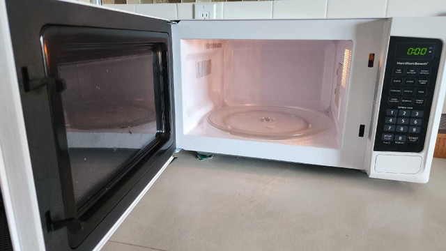 Hamiton Beach Microwave oven in Microwaves & Cookers in Sault Ste. Marie - Image 3