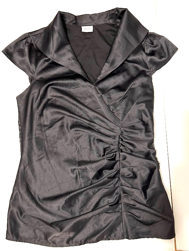 Beautiful grey blouse top. Suzy Shier. Size MEDIUM. in Women's - Tops & Outerwear in Winnipeg - Image 2