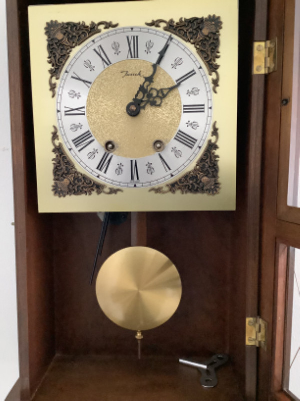 Horloge murale avec carillon Westmingster dans Art et objets de collection  à Shawinigan - Image 2