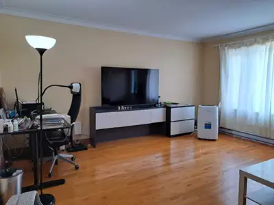 -SherbrookePark Row West -3 bedrooms & 1 bathroom - 1 min walk 105 bus stop 4 min walk 162 bus stop...