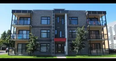 * Magnifique condo libre immédiatement * 2 chambres fermées / 1 salle de bain * Un stationnement pri...