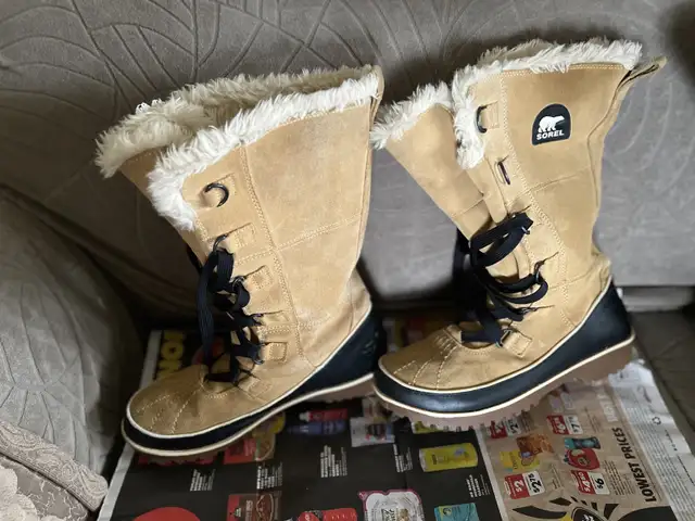 Sorel Women's Winter Boots, Size 9 in Other in City of Toronto - Image 2