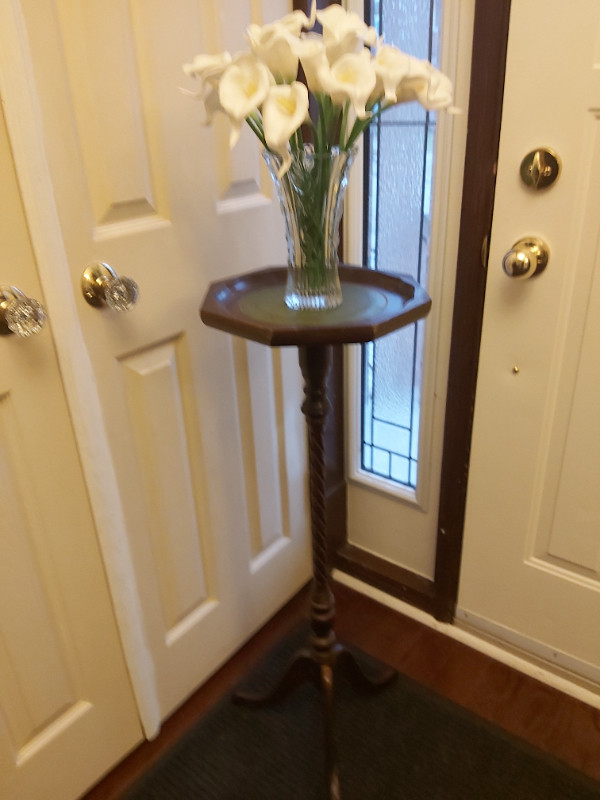 Accent table / corner stand in Other Tables in City of Toronto - Image 2