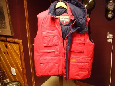 NEW BEAUTIFUL - SUPER TRIPLE GOOSE- VESTS SIZE XL AND L. BEAUTIFUL THICK NAVY BLUE AND RED WITH ALL...