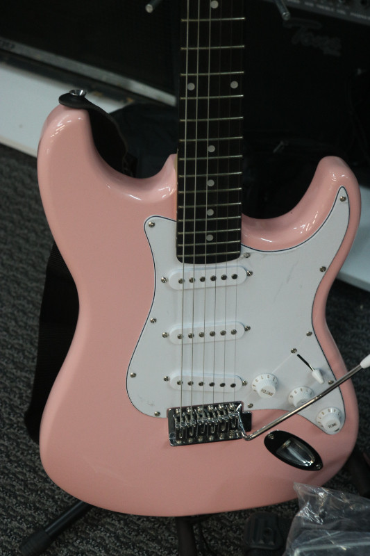 GROOVE S2024 ELECTRIC GUITAR PACK IN PINK (#4669) in Other in City of Halifax - Image 2