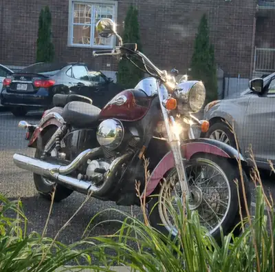 Honda shadow 750cc 2001. Vient avec banc arrière, panneau de plastique (pas sur la photo), repose pi...
