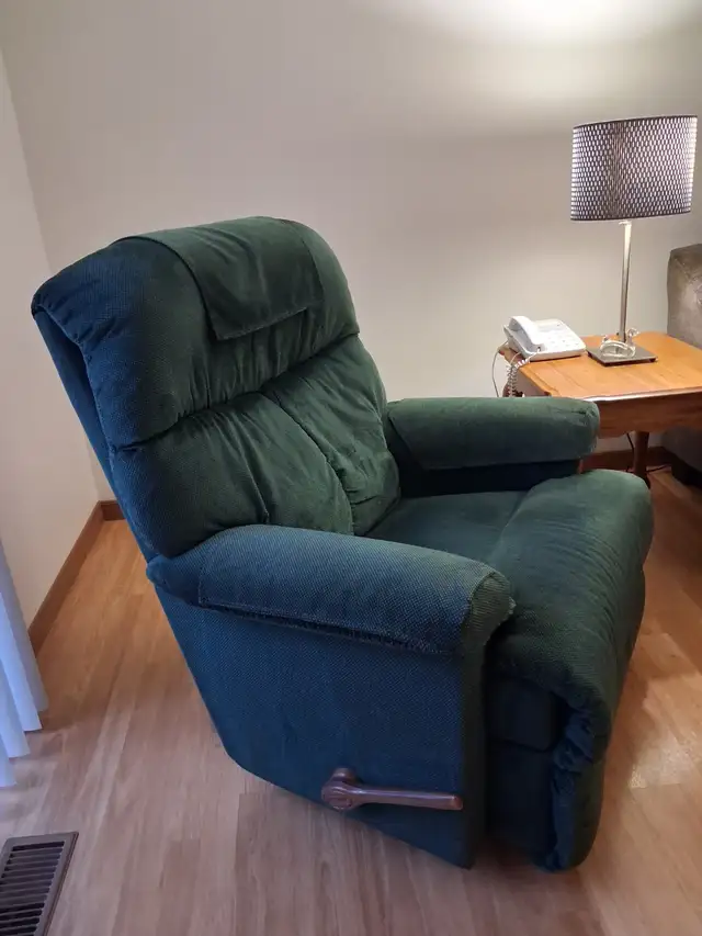 For Sale Quality Lazy Boy Recliner $500 (519 443 7965) in Couches & Futons in Norfolk County - Image 3