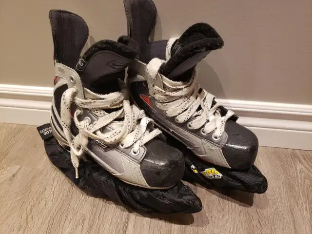 Bauer Edge size 4 youth / kids Hockey skates, great shape in Skates & Blades in St. Catharines - Image 2