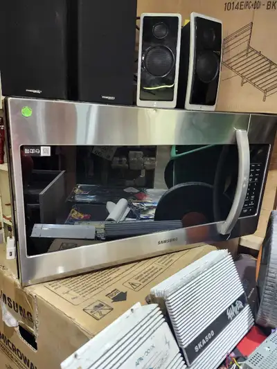 This Samsung stainless steel over the range microwave boasts 1000 watts of power and a sleek design,...
