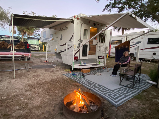 2018 GMC Denali dual 4wd and 2008 Arctic Fox 1150 with slide in RVs & Motorhomes in Saskatoon - Image 3