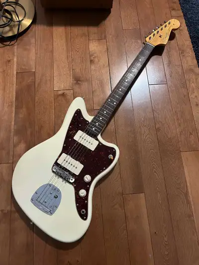 Discontinued AVRI '62 in great shape, plays and sounds excellent. Nitro Olympic White finish, no str...