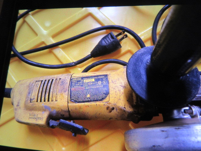 DEWALT DW 402 ANGLE GRINDER & BLACK & DECKER  7 1/4"CIRCULAR SAW in Power Tools in Saskatoon - Image 3