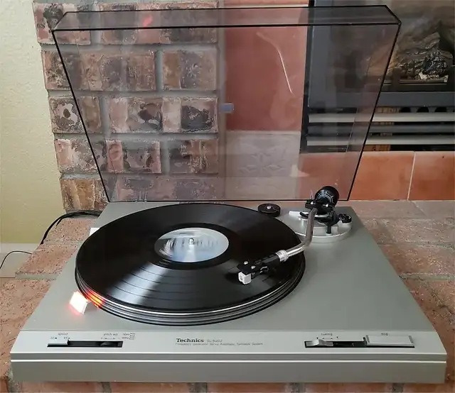 Table tournante Technics SL-B202 Belt drive Semi-auto SLB202 in Stereo Systems & Home Theatre in Longueuil / South Shore - Image 3