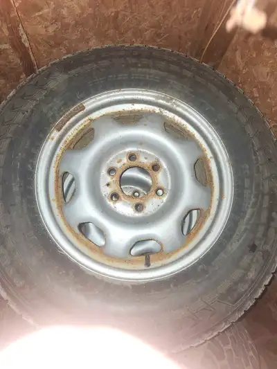 Pneu et roue hiver pour Ford F150 245/75R17 Prix 350$ négociable