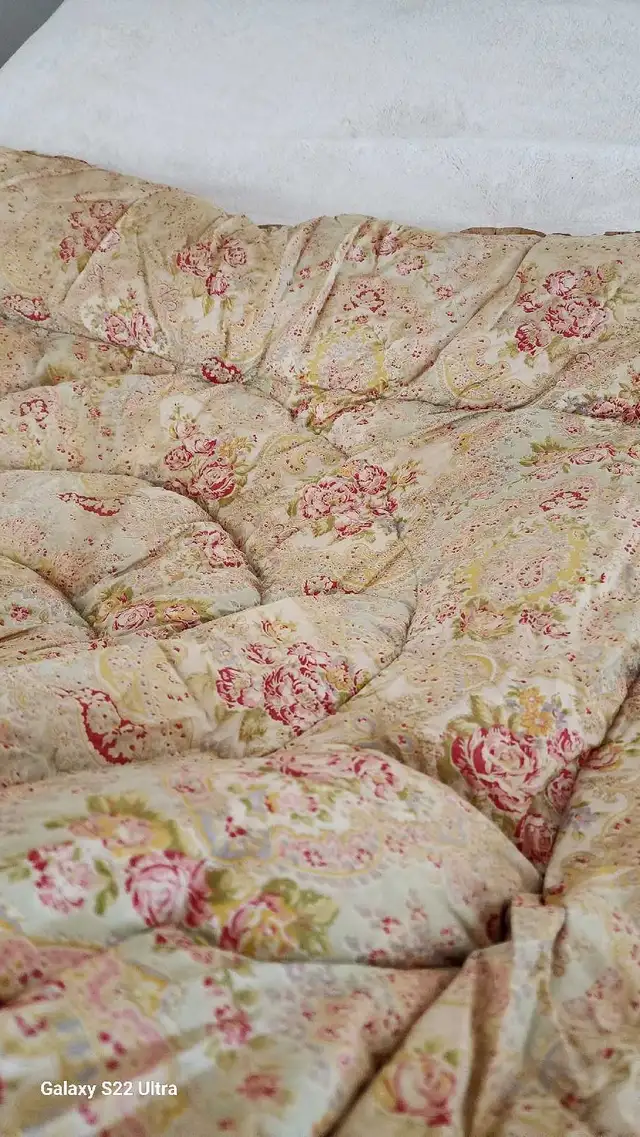 Antique Down Filled Quilts in Bedding in Ottawa - Image 4
