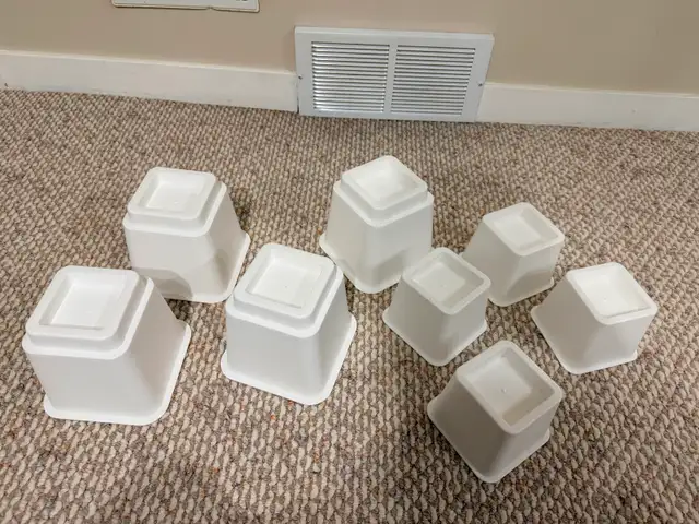 Bed risers in Beds & Mattresses in Calgary - Image 2