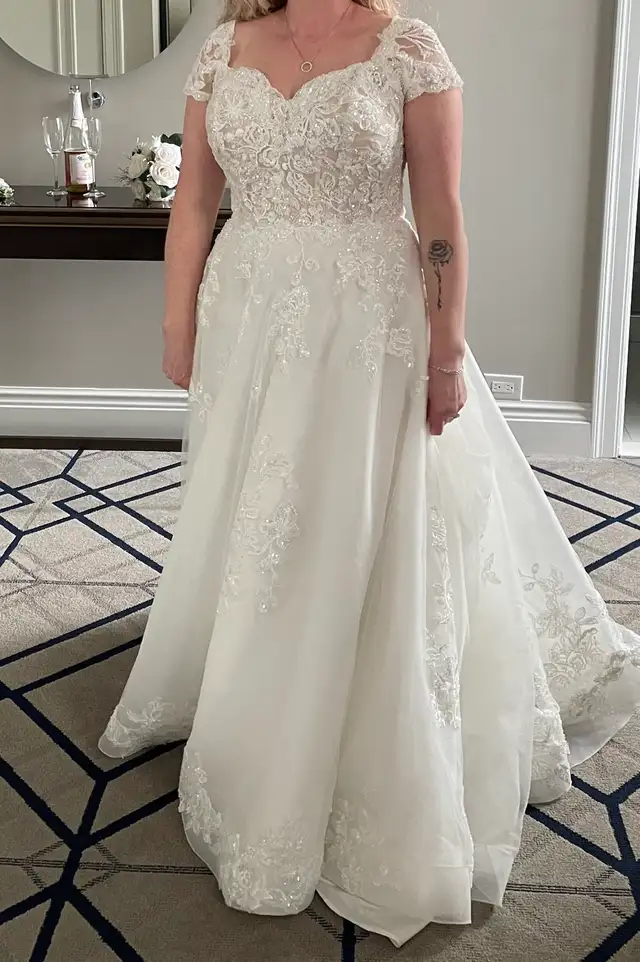Stunning Allure White Lace Wedding Dress with Gorgeous Train