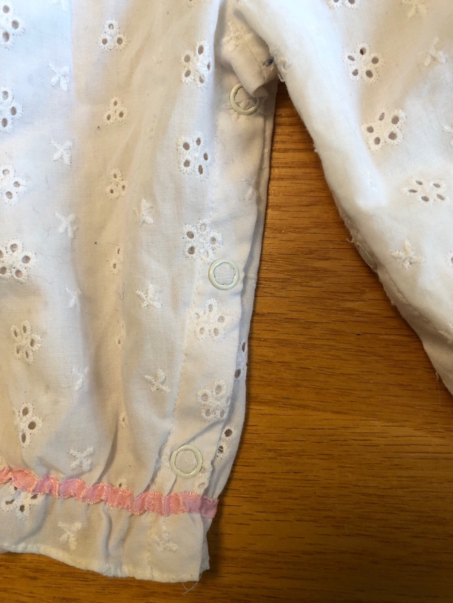 Vintage Newborn Eyelet and Ribbon Romper (0-14 lbs) in Clothing - 0-3 Months in Kitchener / Waterloo - Image 2