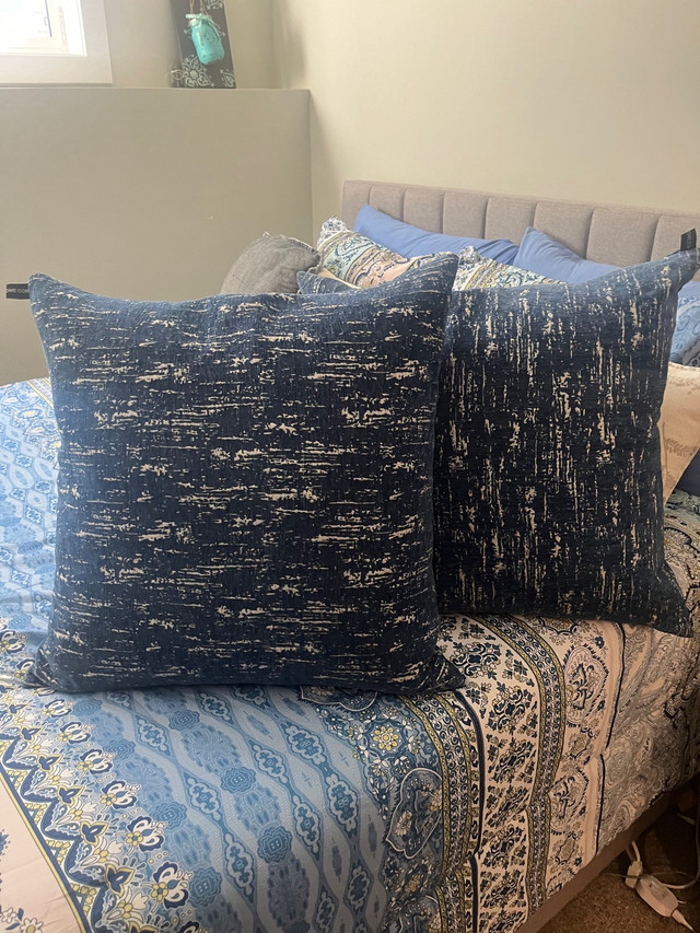 Throw pillows in Home Décor & Accents in Grande Prairie