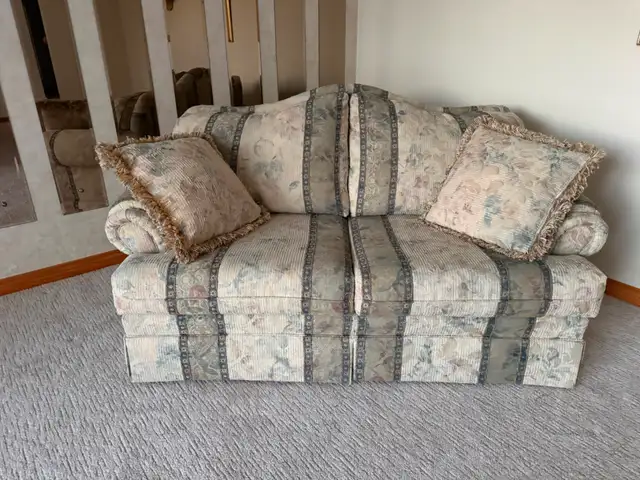 Quality 2-Seater Loveseat – Excellent Condition in Couches & Futons in Saskatoon - Image 2