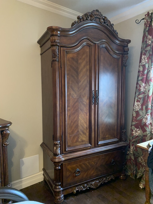 Grande armoire en bois massif Commodes et armoires Sherbrooke Kijiji