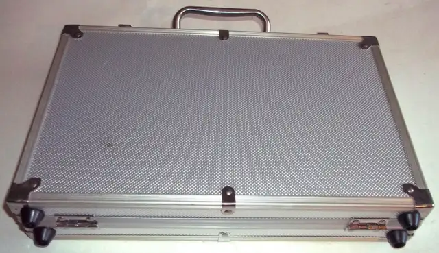 200 Chips Poker Set:  Case, 2  Card Decks,5 Dice. Dealer Button in Toys & Games in Brantford - Image 8