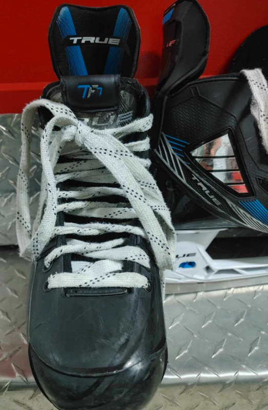 Patins de hockey, modèle TF7 de True  - Grandeur 6.5W dans Hockey  à Sherbrooke - Image 3