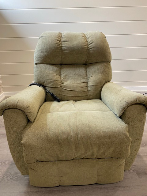 Power Recliner Chair medium green fabric in Chairs & Recliners in Kingston - Image 3