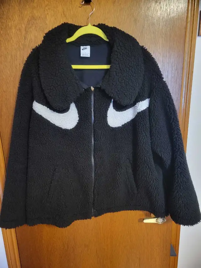 Nike crop Sherpa zip up jacket in Women's - Tops & Outerwear in Mississauga / Peel Region - Image 2