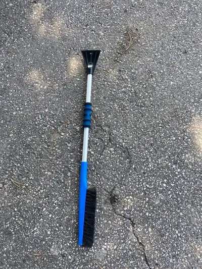 Clear your windshield with ease using this handy snow brush and ice scraper combo! This tool is in g...