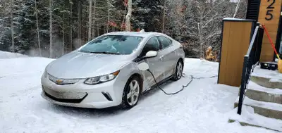 Argent. 1 seul propriétaire. Avec pneus d'hiver à clous 2e saison et pneus d'été 1 saison. Filet de...