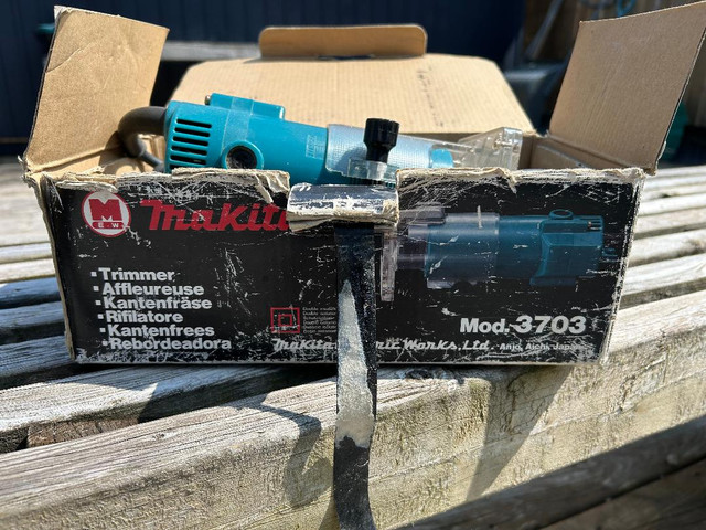 MAKITA 3703 1/4in ROUTER / TRIMMER 110V, great condition in Power Tools in Barrie
