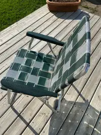 Vintage webbed lawn chair EUC
