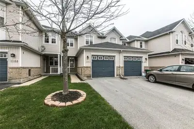 3 Beds 2 Baths Townhouse in Kanata North / Shirley's Bay
