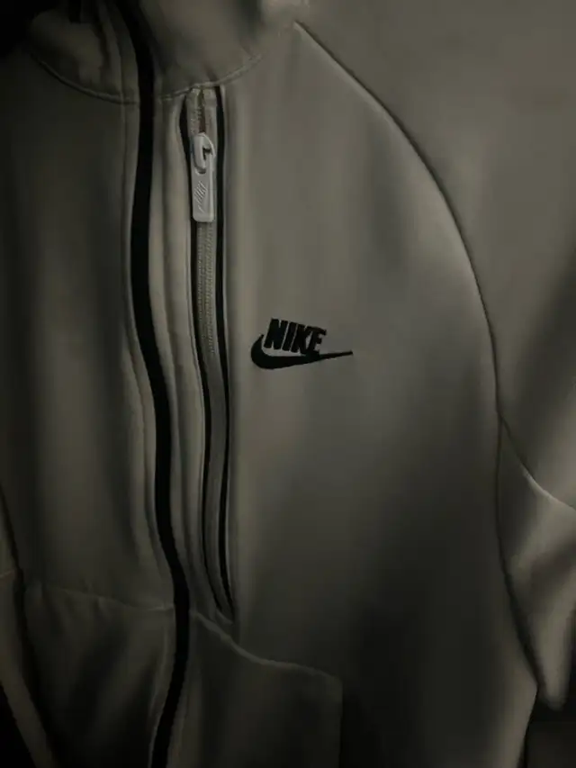 Alberta Sale, Nike Men's Track Zip (S), White  in Basketball in Revelstoke - Image 6