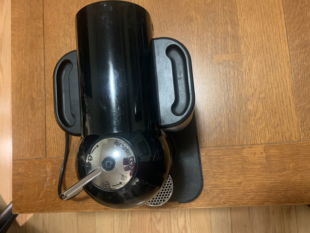 Nespresso Coffee / Expresso Machine in Coffee Makers in Kingston - Image 4