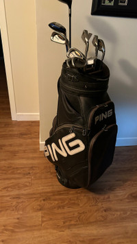 Équipements de golf Ping avec sac Ping Pro.