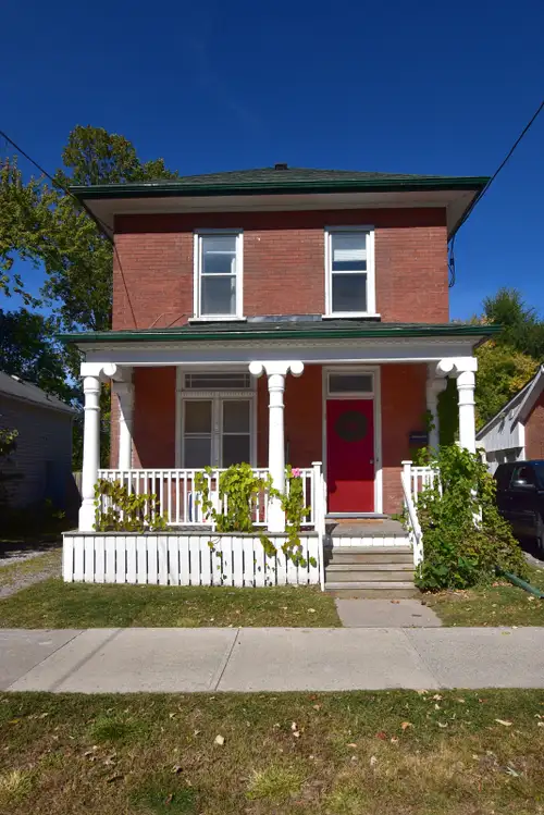 Bright, super clean upper level 2 bedroom apartment available for December 1. Located south of downt...