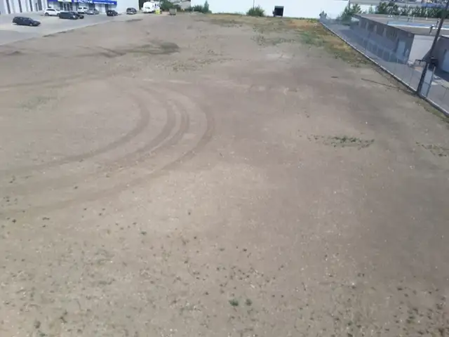 1-2 acres of secure, energized, paved yard space in Edmonton62863761729155122