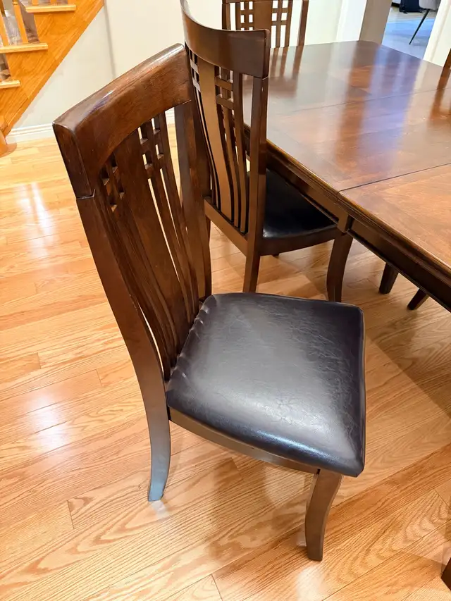 Beautiful Solid Wood Dining Table and Chairs in Dining Tables & Sets in Oshawa / Durham Region - Image 6