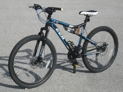 LIKE NEW 26" CCM SL 2.0 SERIES 21 SPD, DISC BRAKES & SUSPENSION!, View more
