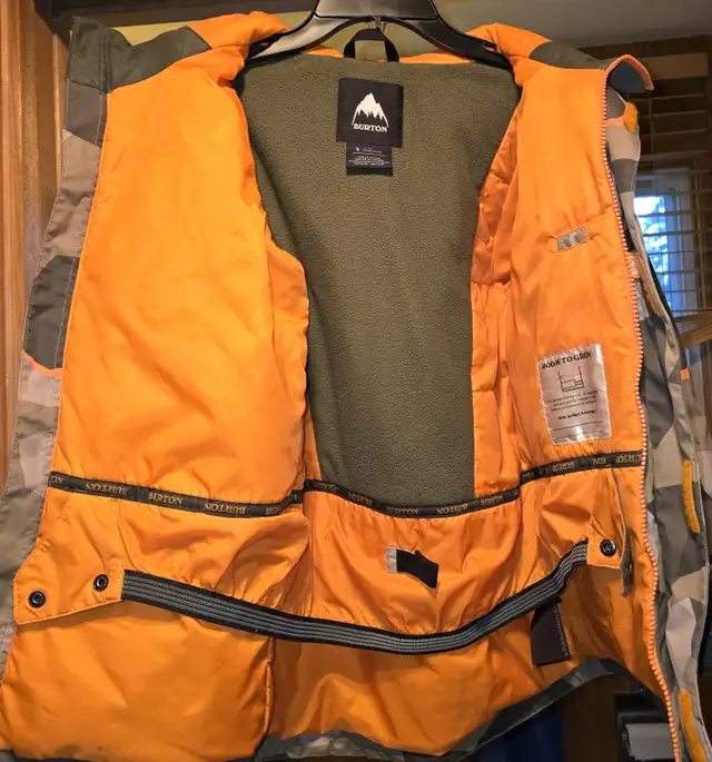 Burton Camo Snowboard Jacket in Kids & Youth in Campbell River - Image 4